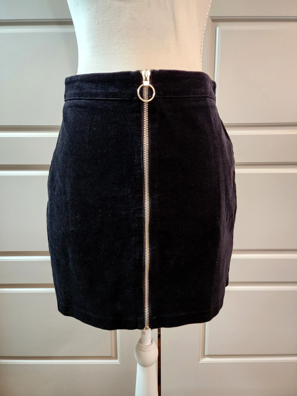 Vntg Style Forever 21 Y2K Black Corduroy O-Ring Zip Mini Skirt - Size M